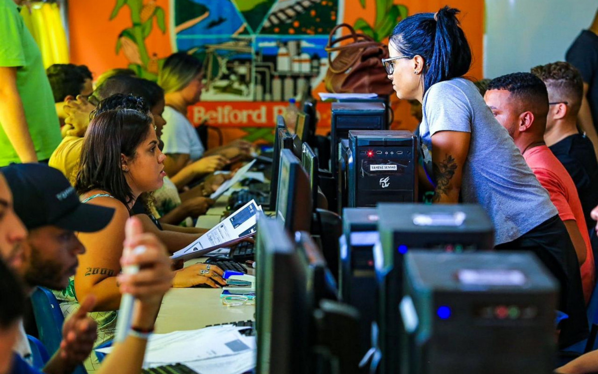 Os selecionados para estimuladores e professores de libra, braile e educa&ccedil;&atilde;o inclusiva assinaram contrato