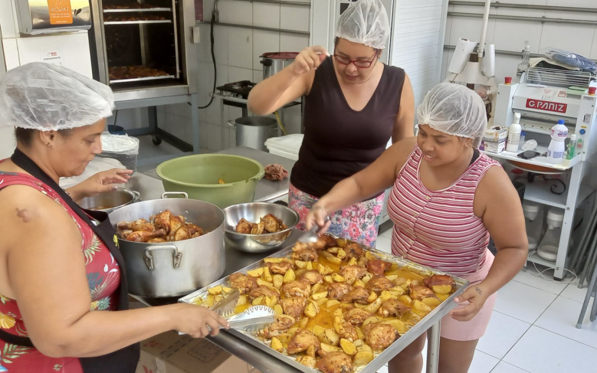 ONG faz doação de quentinhas aos moradores do Jacarezinho, como parte de programa de combate à insegurança alimentar - Divulgação / Rio de Paz