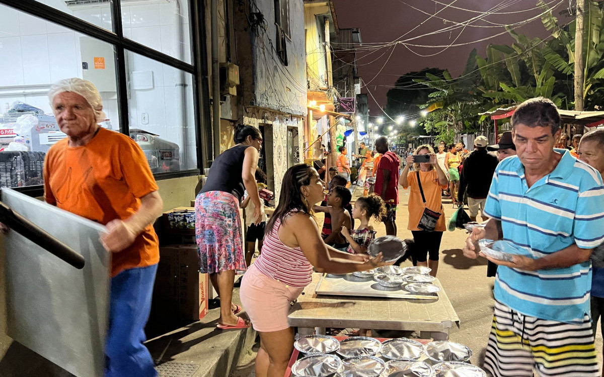 ONG faz doa&ccedil;&atilde;o de quentinhas aos moradores do Jacarezinho, como parte de programa de combate &agrave; inseguran&ccedil;a alimentar