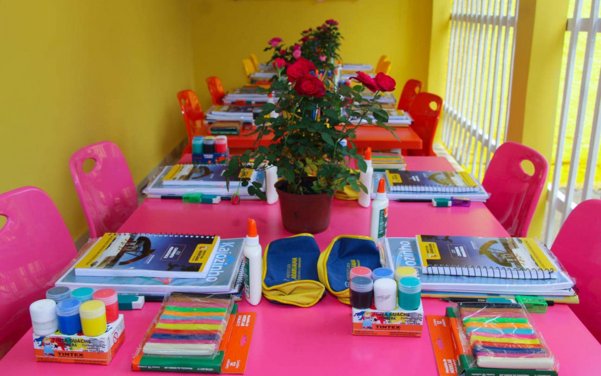 Interior da "Casa Creche", com o material escolar completo para atender as crian&ccedil;as