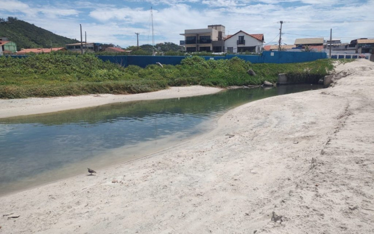 Praia dos Anjos, em Arraial do Cabo, é invadida por esgoto após forte chuva - Sabrina Sá (RC24h)