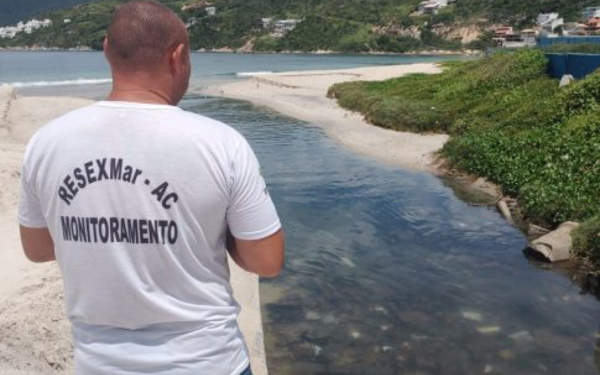 Praia dos Anjos, em Arraial do Cabo, &eacute; invadida por esgoto ap&oacute;s forte chuva
