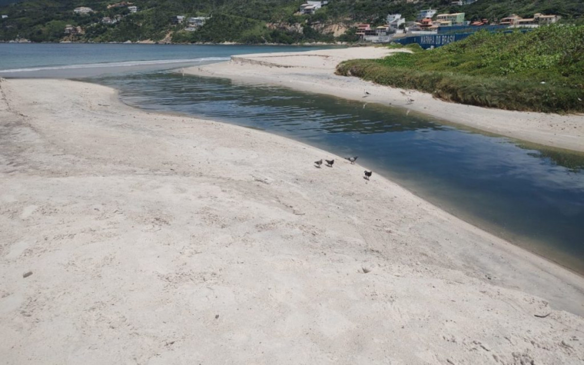 Praia dos Anjos, em Arraial do Cabo, &eacute; invadida por esgoto ap&oacute;s forte chuva