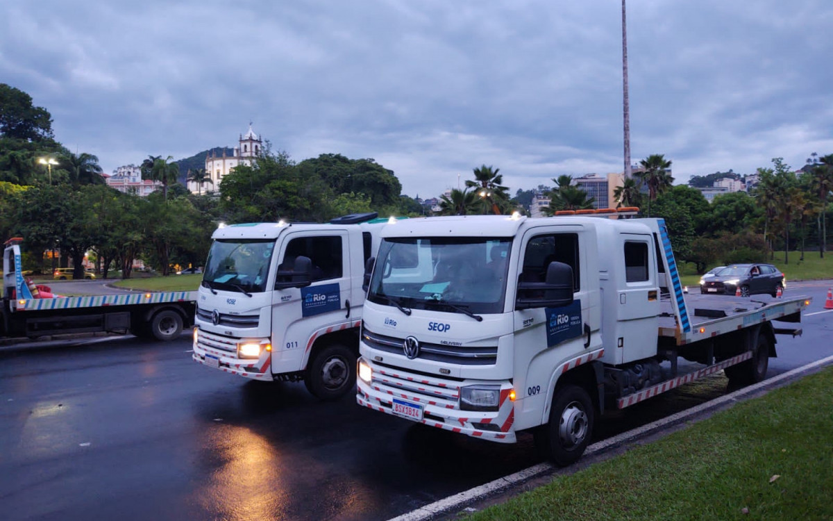 Muitos veículos estavam enguiçados e outros caídos em buracos e crateras que se abriram nas ruas da cidade - Divulgação/Seop