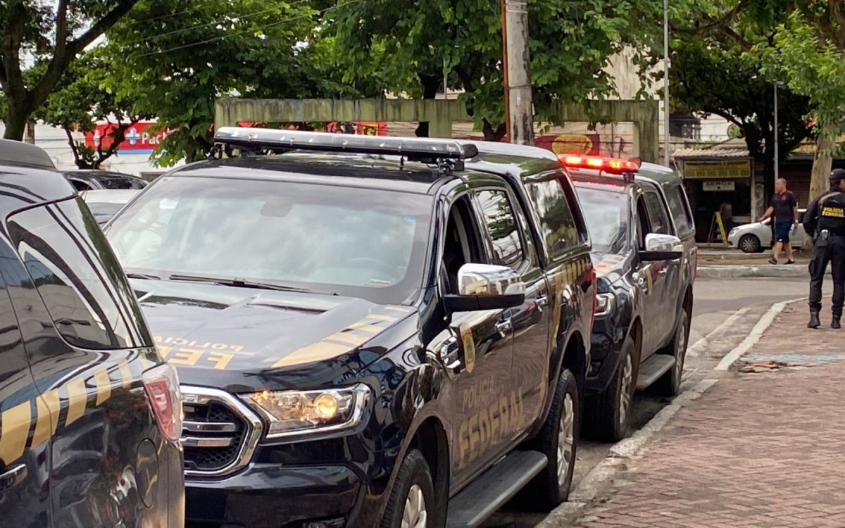 Agentes prenderam duas mulheres e um homem que estavam em posse de dinheiro falsificado