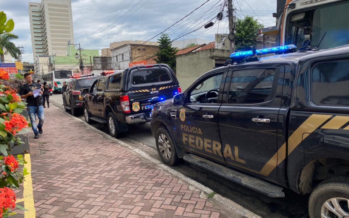 Agentes prenderam duas mulheres e um homem que estavam em posse de dinheiro falsificado