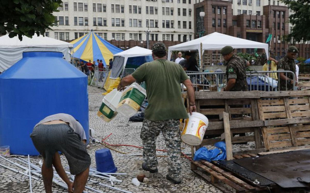 Desmontagem do acampamento de bolsonaristas em frente ao Palácio Duque de Caxias, sede do Comando Militar do Leste do Exército Brasileiro. - Fernando Frazão/Agência Brasil