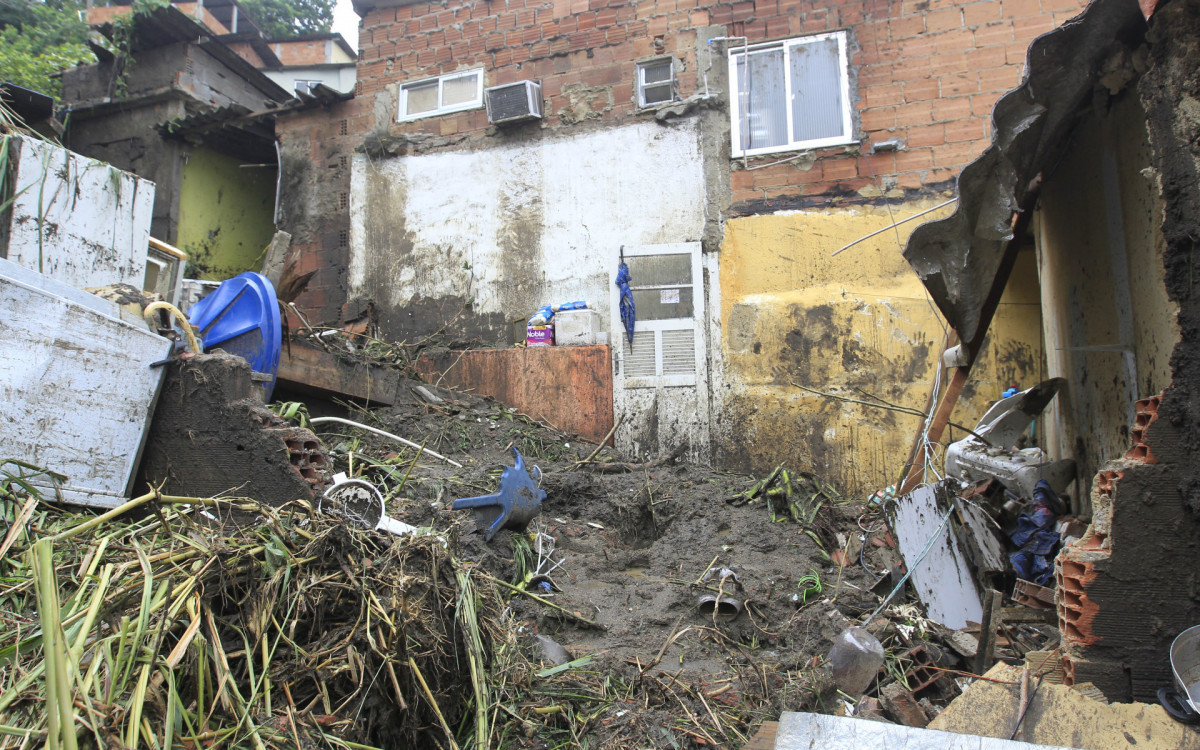 Desabamento provocado pela chuva deixou uma menina de 2 anos morta na &uacute;ltima ter&ccedil;a-feira na Ch&aacute;cara do C&eacute;u