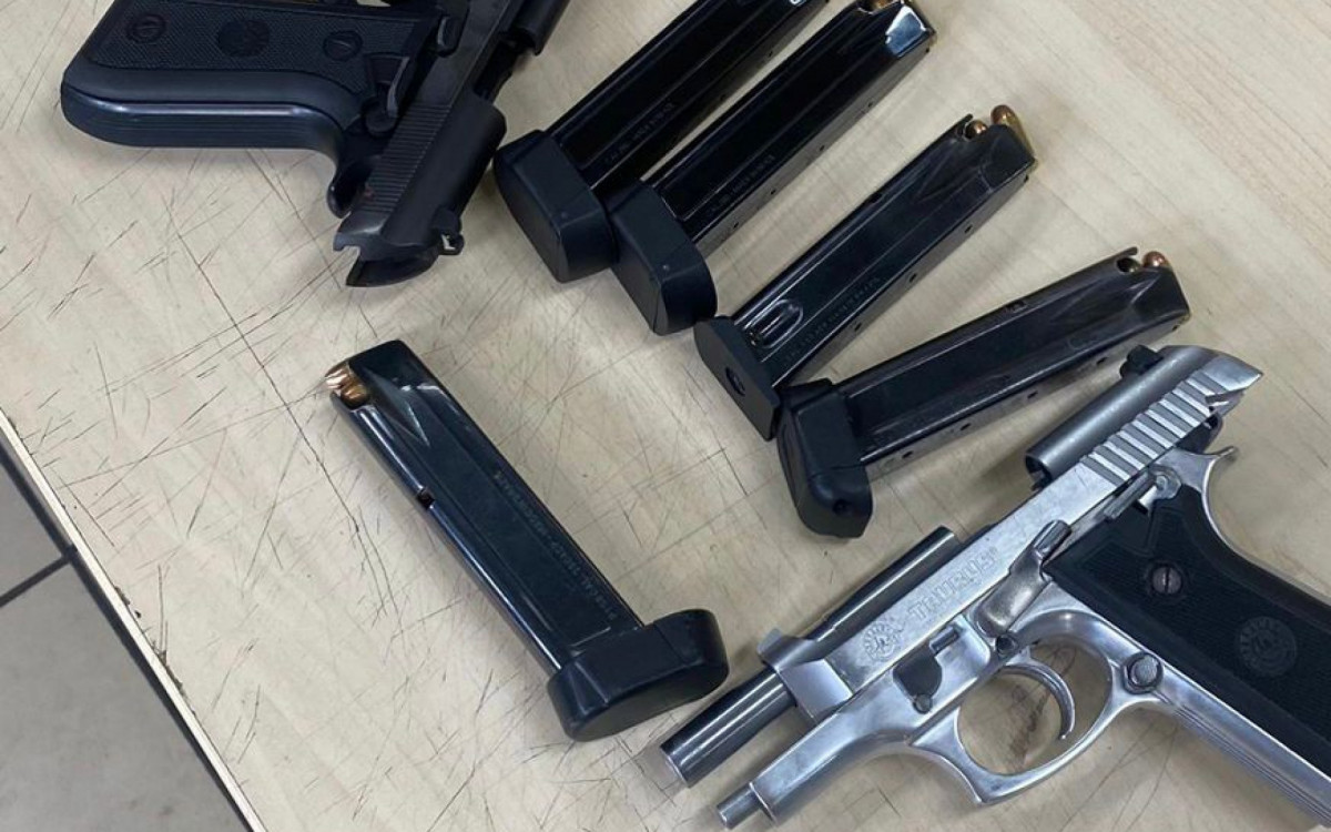 Duas pistolas foram apreendidas na ação