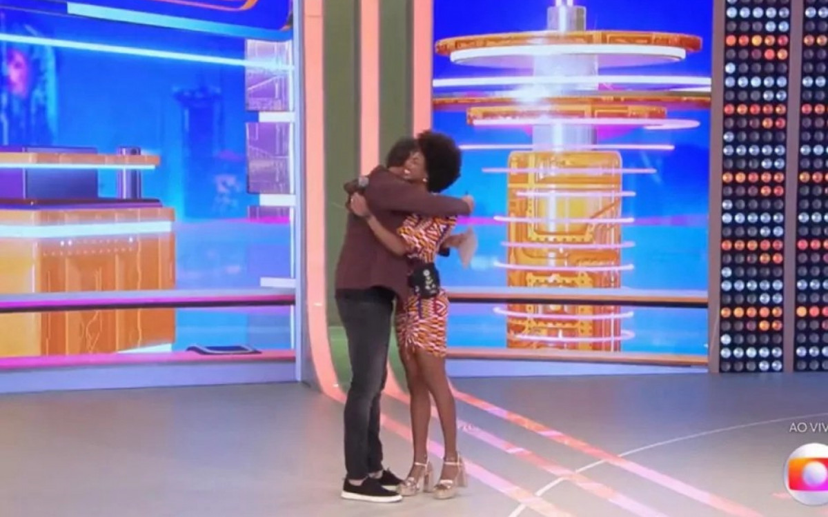 Tadeu Schmidt se despede de Tina com dialeto angolano - Reprodução