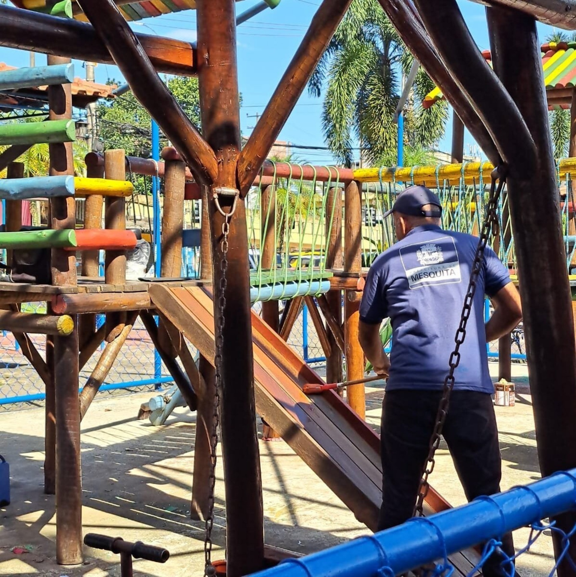 Os brinquedos da Praça Elizabeth Paixão, no Centro, receberam todos os cuidados da equipe de Serviços Públicos