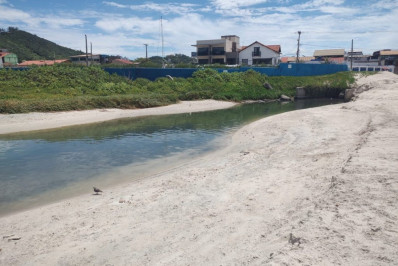 Praia dos Anjos, em Arraial do Cabo, é invadida por esgoto após forte chuva
