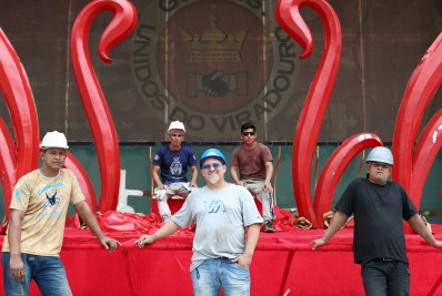 De Parintins para o Rio, os profissionais que dão 'vida' ao ferro nas alegorias da Sapucaí