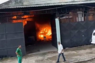 Vídeos: Incêndio de grande proporção atinge galpão em Benfica