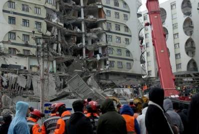 Homem busca 30 parentes soterrados por terremoto na Síria
