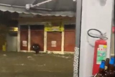 Cliente toma 'caixote' após bar ser atingido por onda durante chuva no Méier 