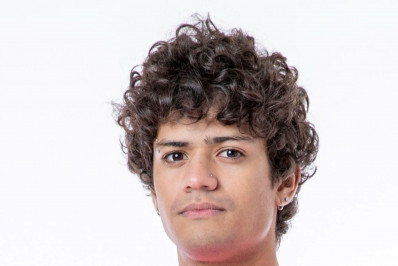 Em comemoração por voltar do paredão, Gabriel Santana corta cabelo