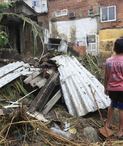 Desabamento de casa na comunidade Chácara do Céu, fez uma criança vítima fatal. Foto: Reginaldo Pimenta/Agência O Dia