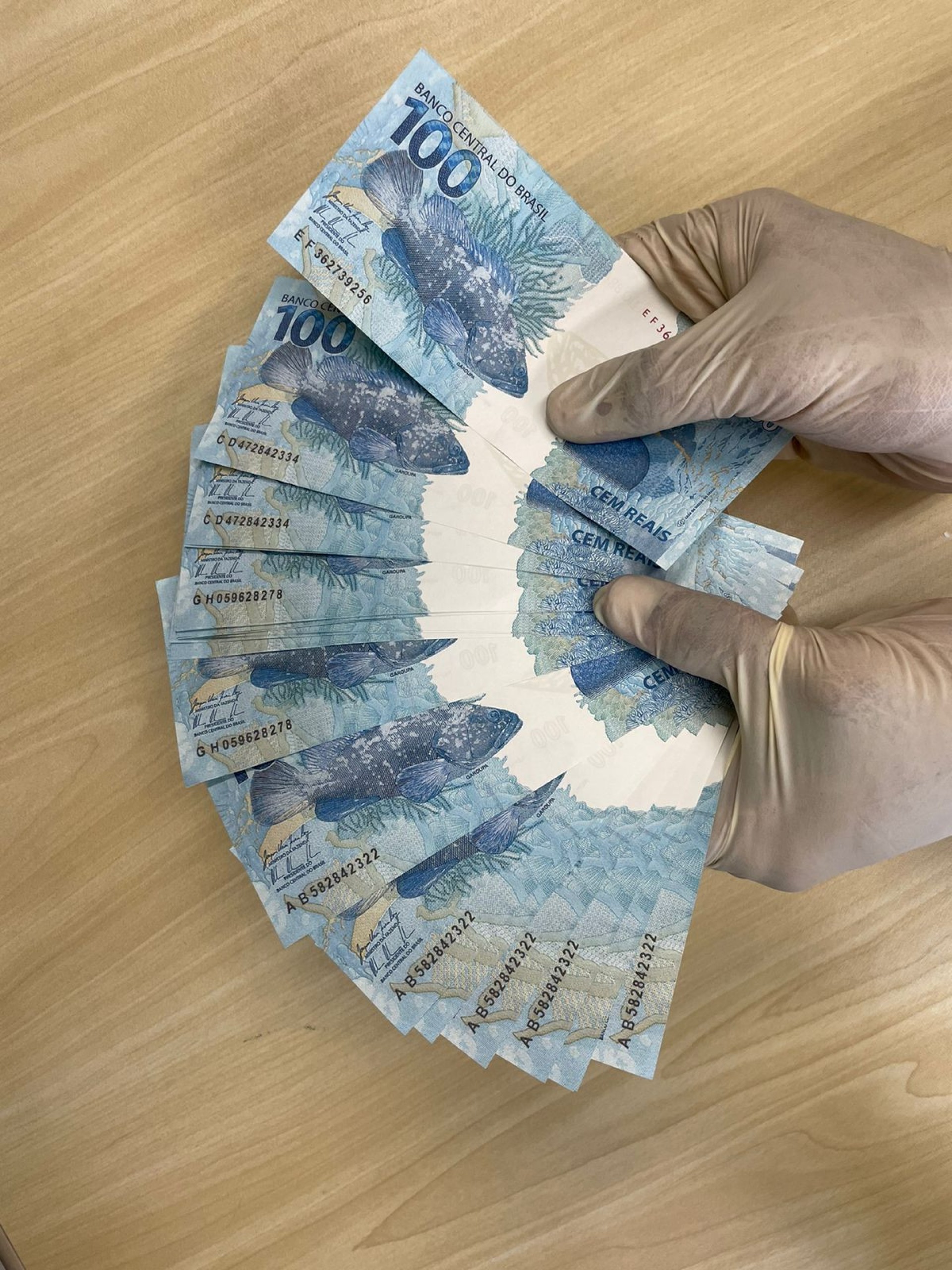 Agentes prenderam duas mulheres e um homem que estavam em posse de dinheiro falsificado