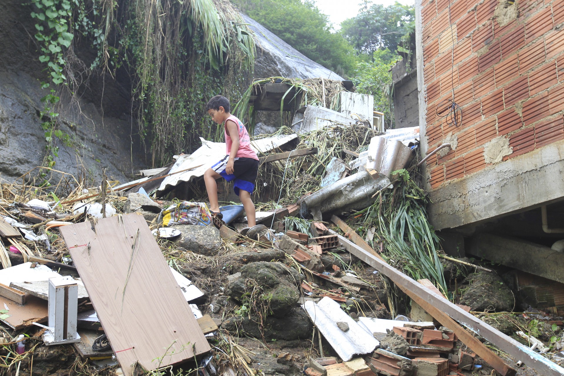 Moradores tentaram resgatar Aylla Sophia de escombros de casa que desabou na Ch&aacute;cara do C&eacute;u - Reginaldo Pimenta / Agencia O Dia