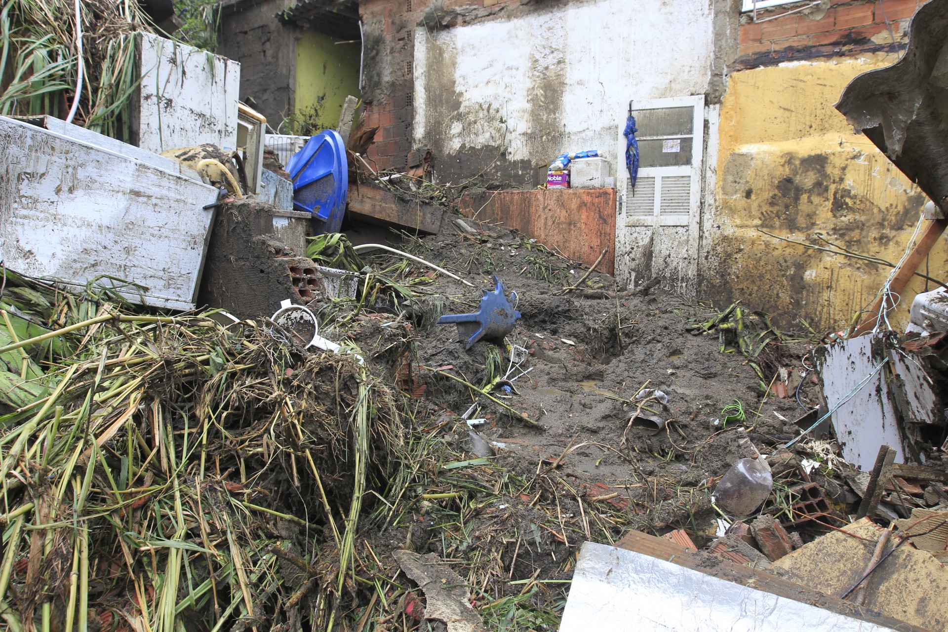 Desabamento de casa na comunidade Ch&aacute;cara do C&eacute;u, fez uma crian&ccedil;a v&iacute;tima fatal - Reginaldo Pimenta / Agencia O Dia