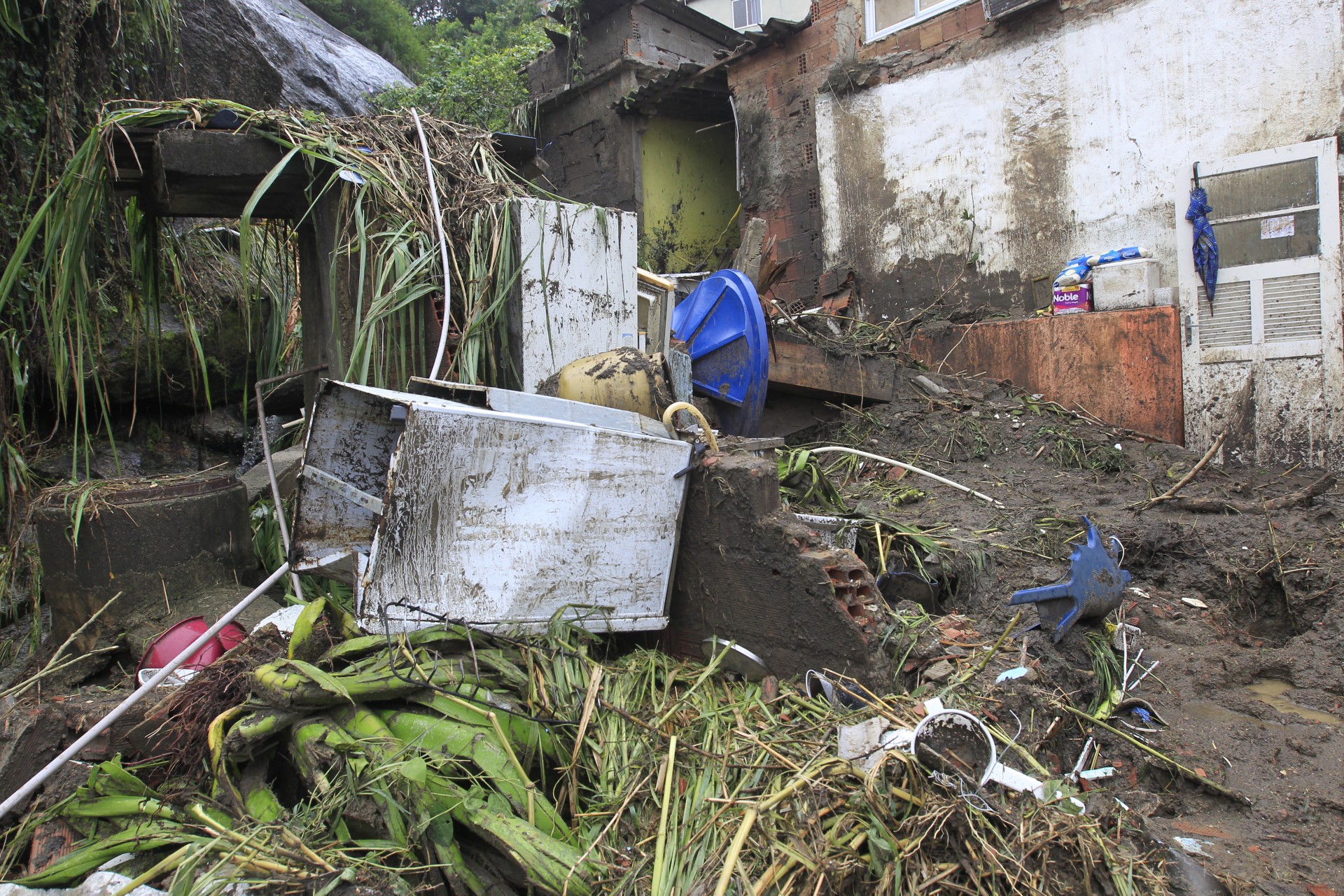 Desabamento de casa na comunidade Ch&aacute;cara do C&eacute;u, fez uma crian&ccedil;a v&iacute;tima fatal - Reginaldo Pimenta / Agencia O Dia