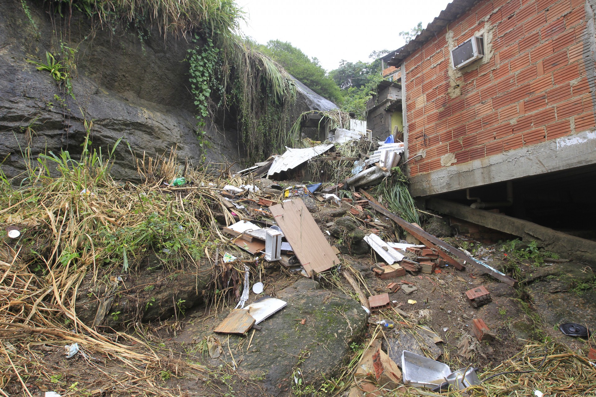 Desabamento de casa na comunidade Ch&aacute;cara do C&eacute;u provocou a morte de uma menina de 2 anos - Reginaldo Pimenta / Agencia O Dia