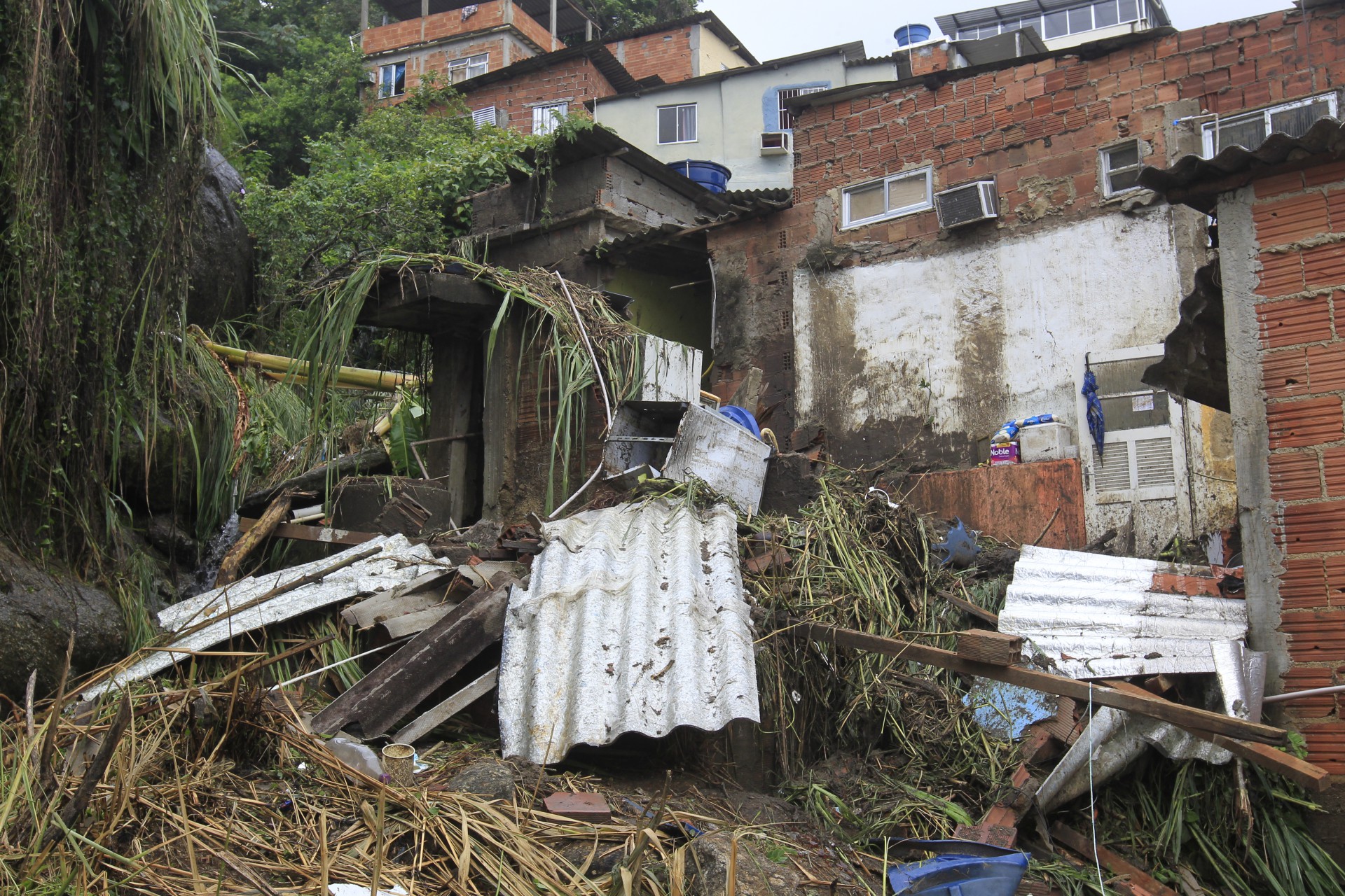 Desabamento de casa na comunidade Ch&aacute;cara do C&eacute;u provocou a morte de Aylla Sophia, 2 anos - Reginaldo Pimenta / Agencia O Dia