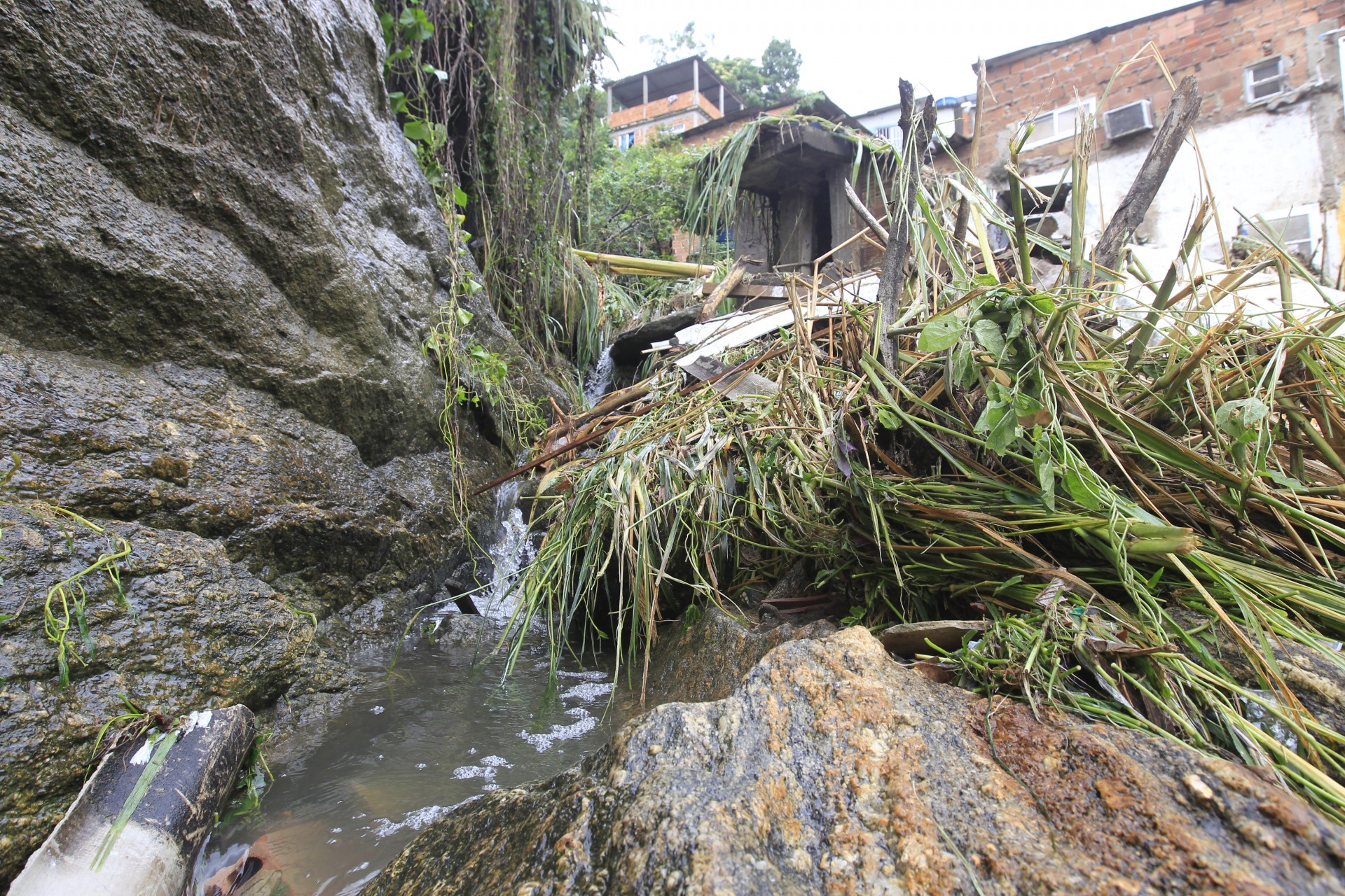 Casa desabou no Morro da Ch&aacute;cara do C&eacute;u, provocando a morte de uma crian&ccedil;a de 2 anos - Reginaldo Pimenta / Agencia O Dia