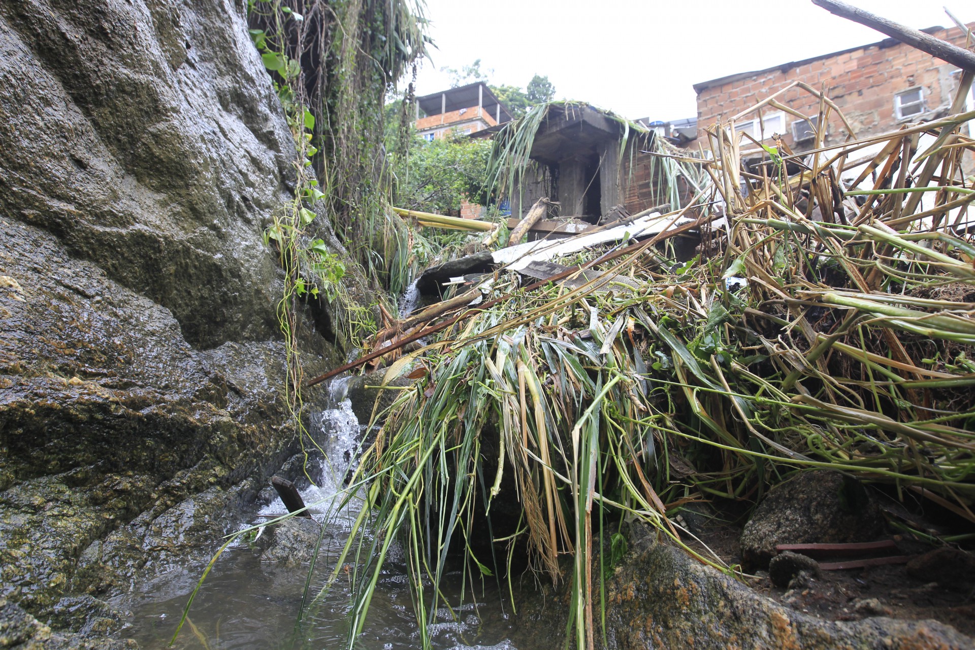 Casa desabou no Morro da Ch&aacute;cara do C&eacute;u, provocando a morte de uma menina de 2 anos - Reginaldo Pimenta / Agencia O Dia
