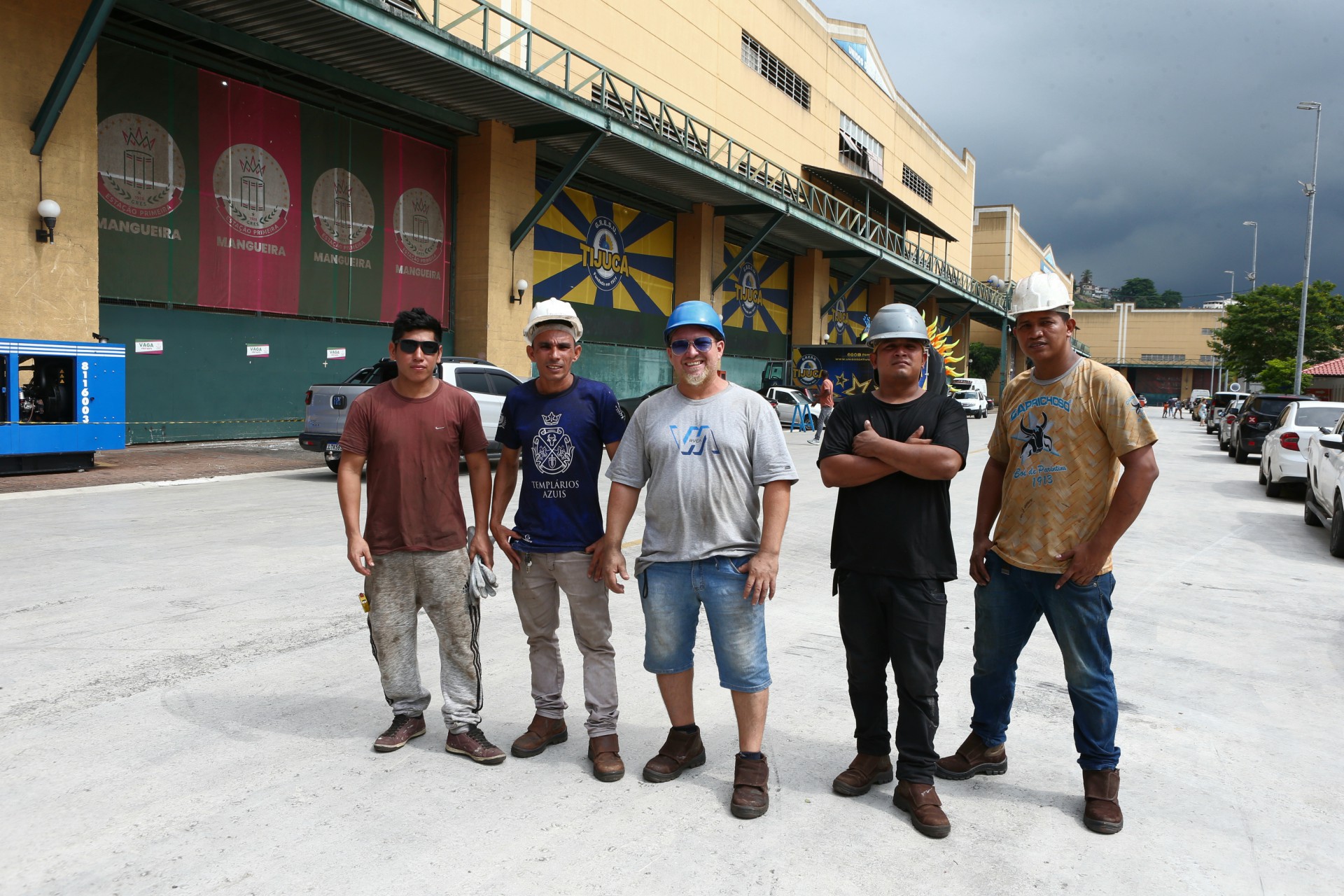 Ferreiros de Parintins dão movimento aos carros na Marquês de Sapucaí - Cleber Mendes / Agência O Dia