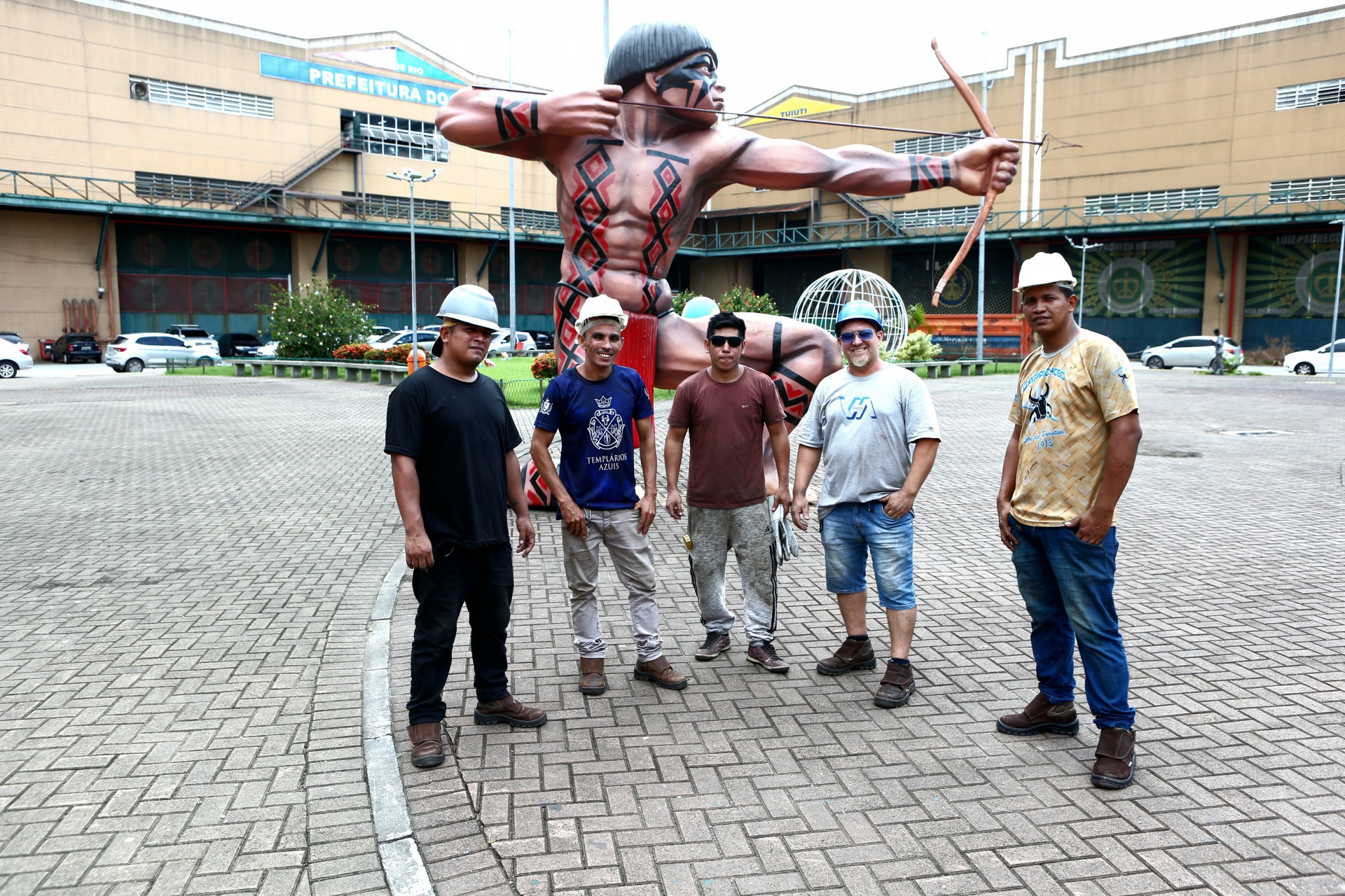 Ferreiros de Parintins dão movimento aos carros na Marquês de Sapucaí - Cleber Mendes / Agência O Dia