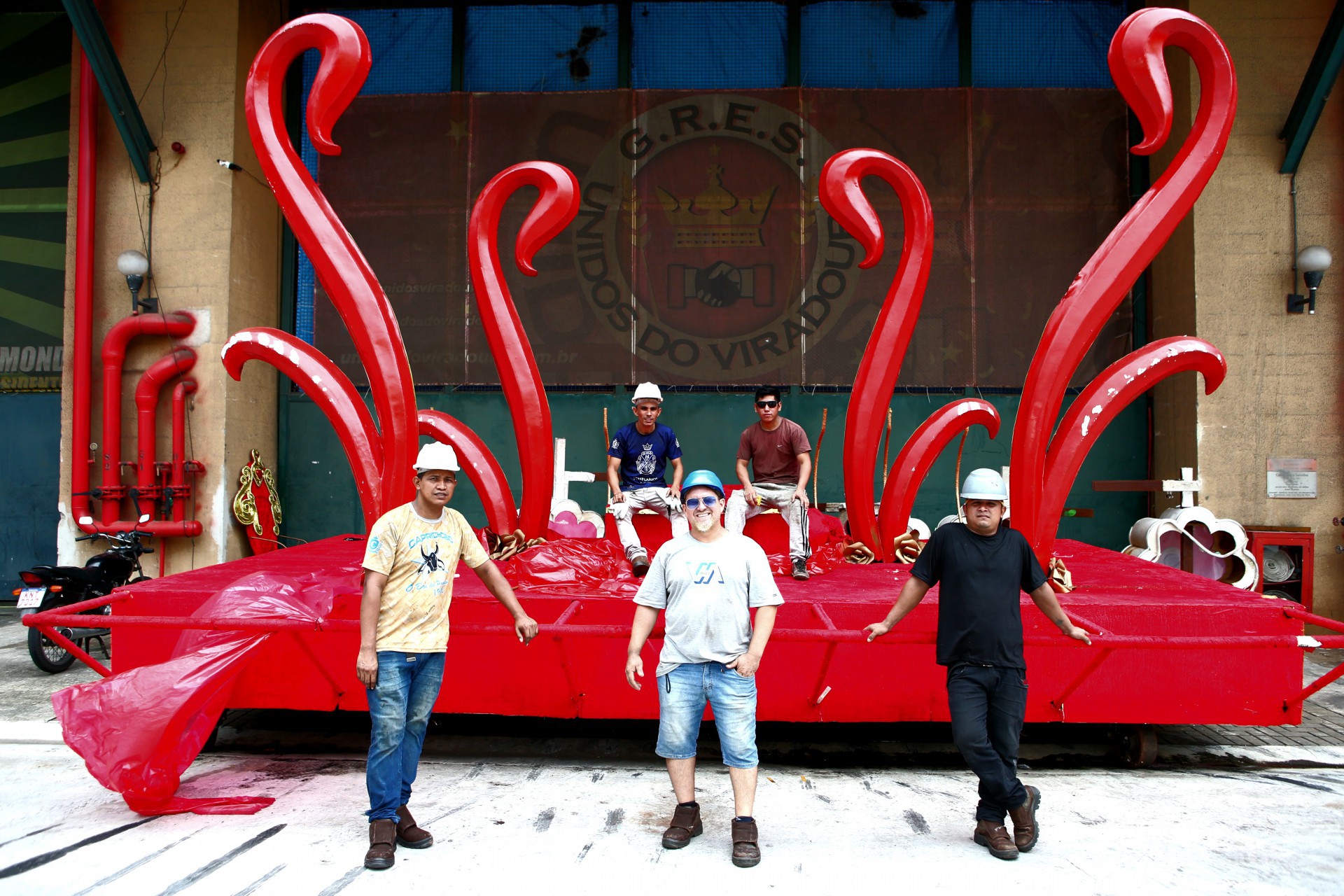 Grupo de ferreiros de Parintins dão movimento aos carros na Sapucaí - Cleber Mende s/ Agência O Dia