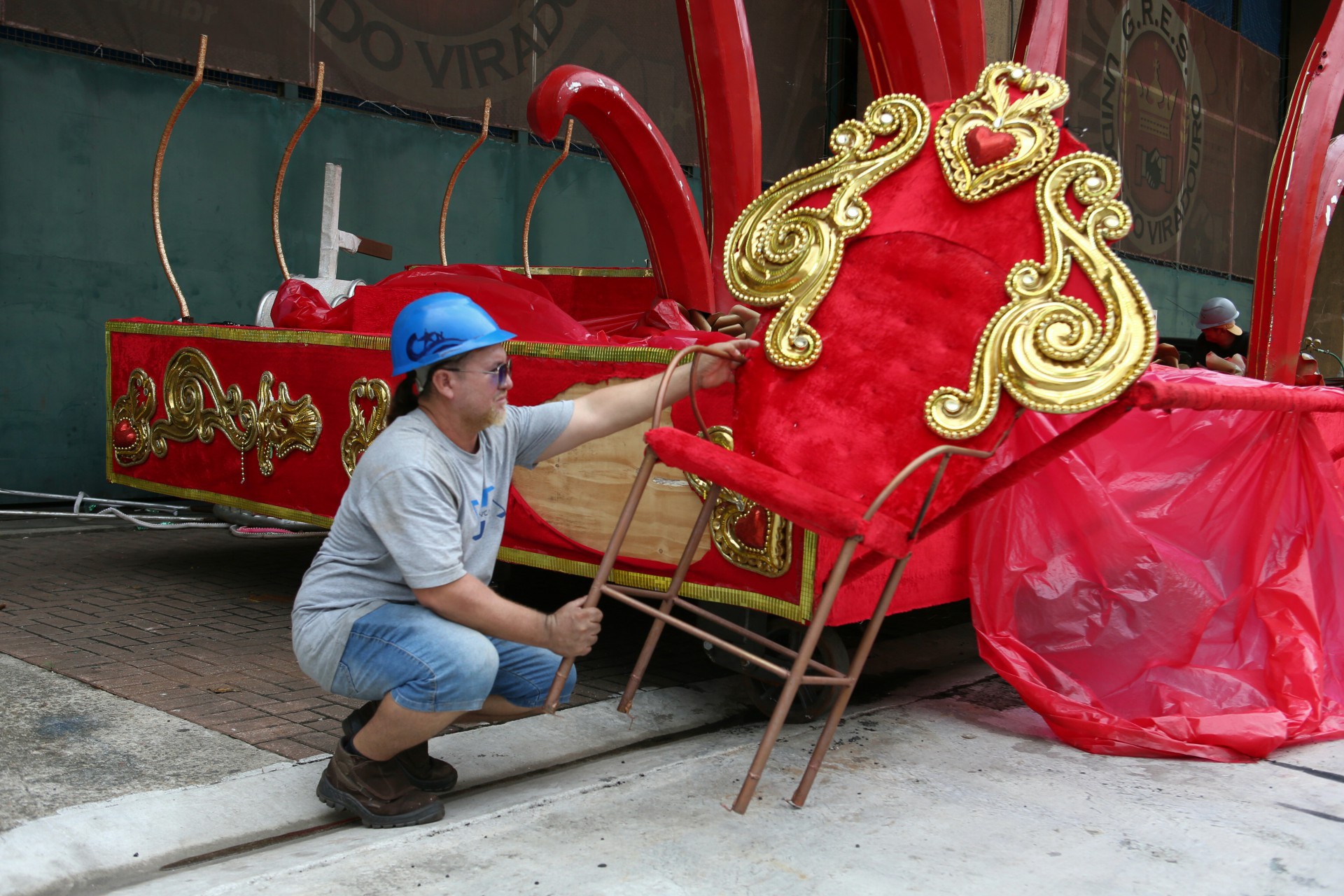 Toque final em carro alegórico - Cleber Mendes / Agência O Dia