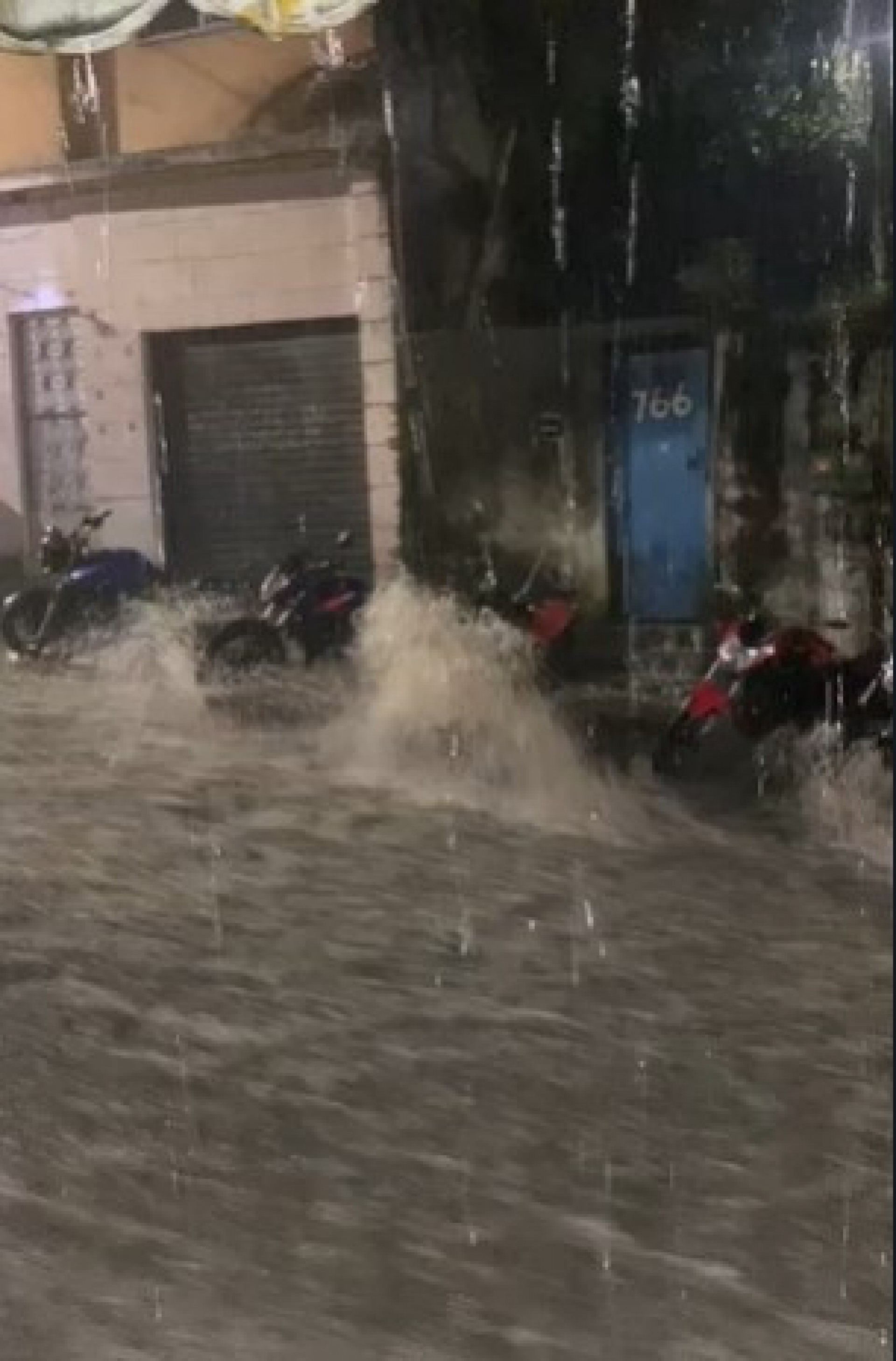Na comunidade do Vidigal, o grande volume de chuva criou uma "corredeira" - Reprodu&ccedil;&atilde;o