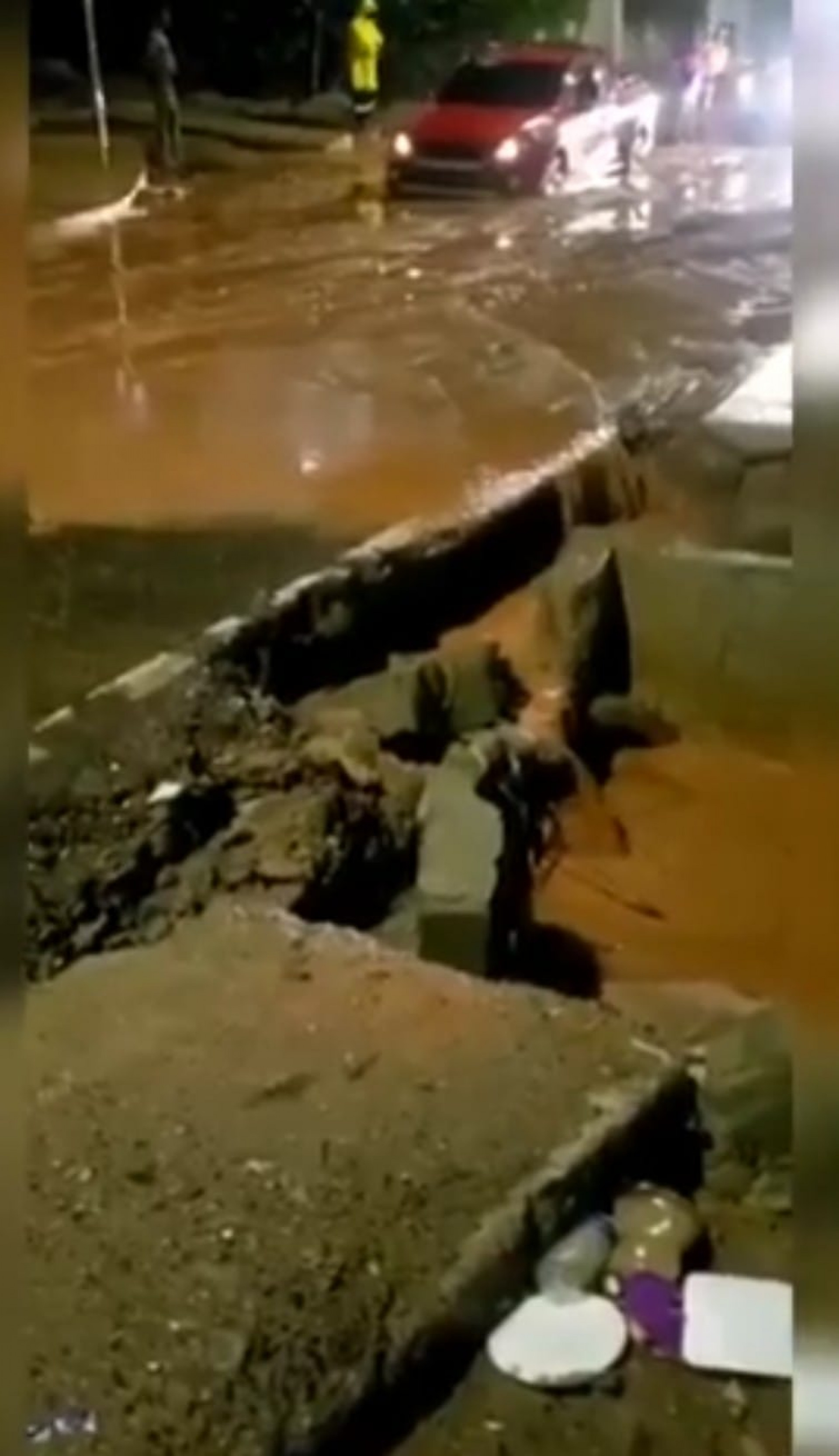 Bairro Encruzo da Enseada houve deslizamento de terra com o temporal de ontem.