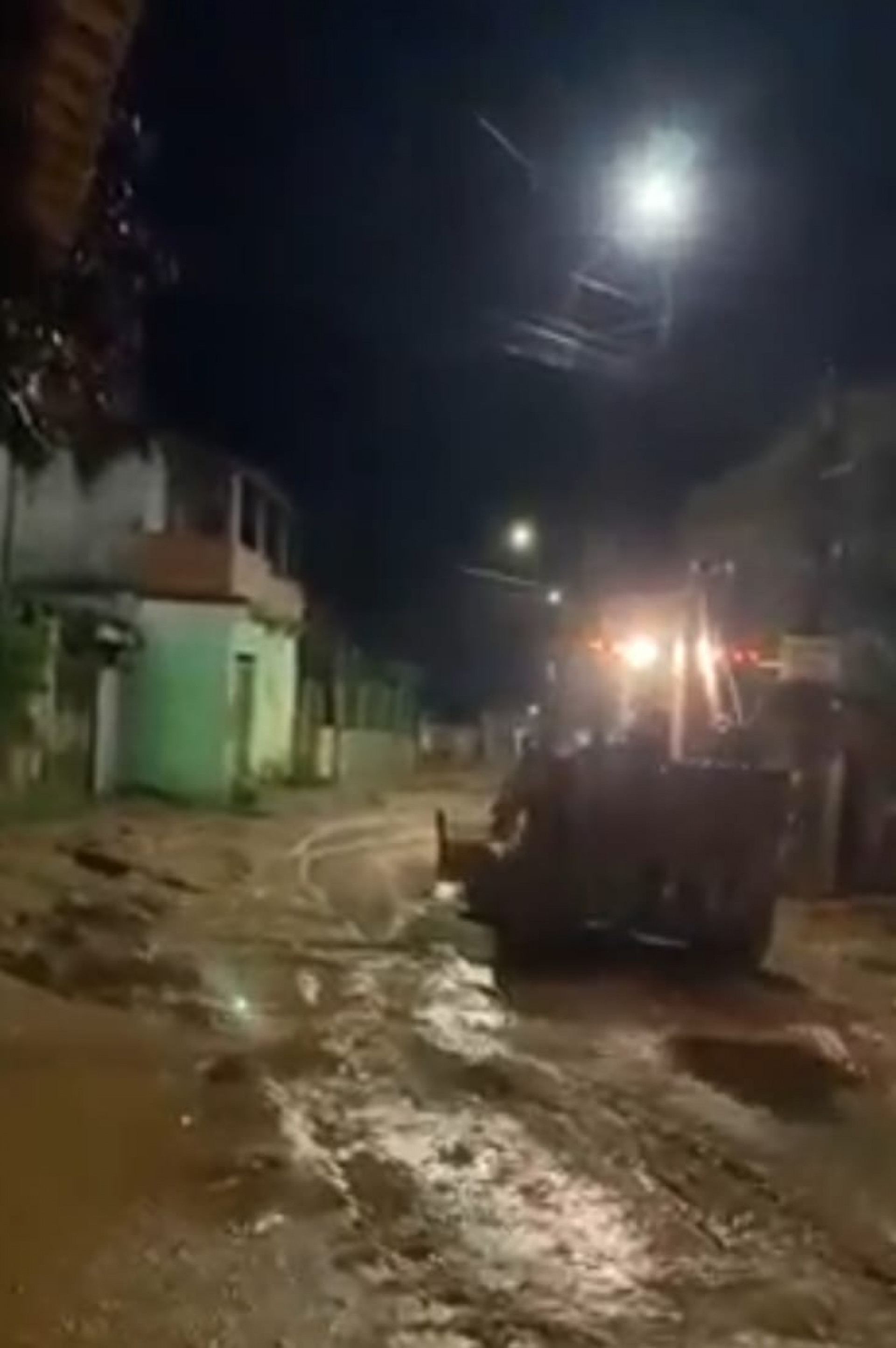 Encruzo da Enseada, tr&acirc;nsito foi interrompido ontem para remo&ccedil;&atilde;o da lama. - Divulga&ccedil;&atilde;o