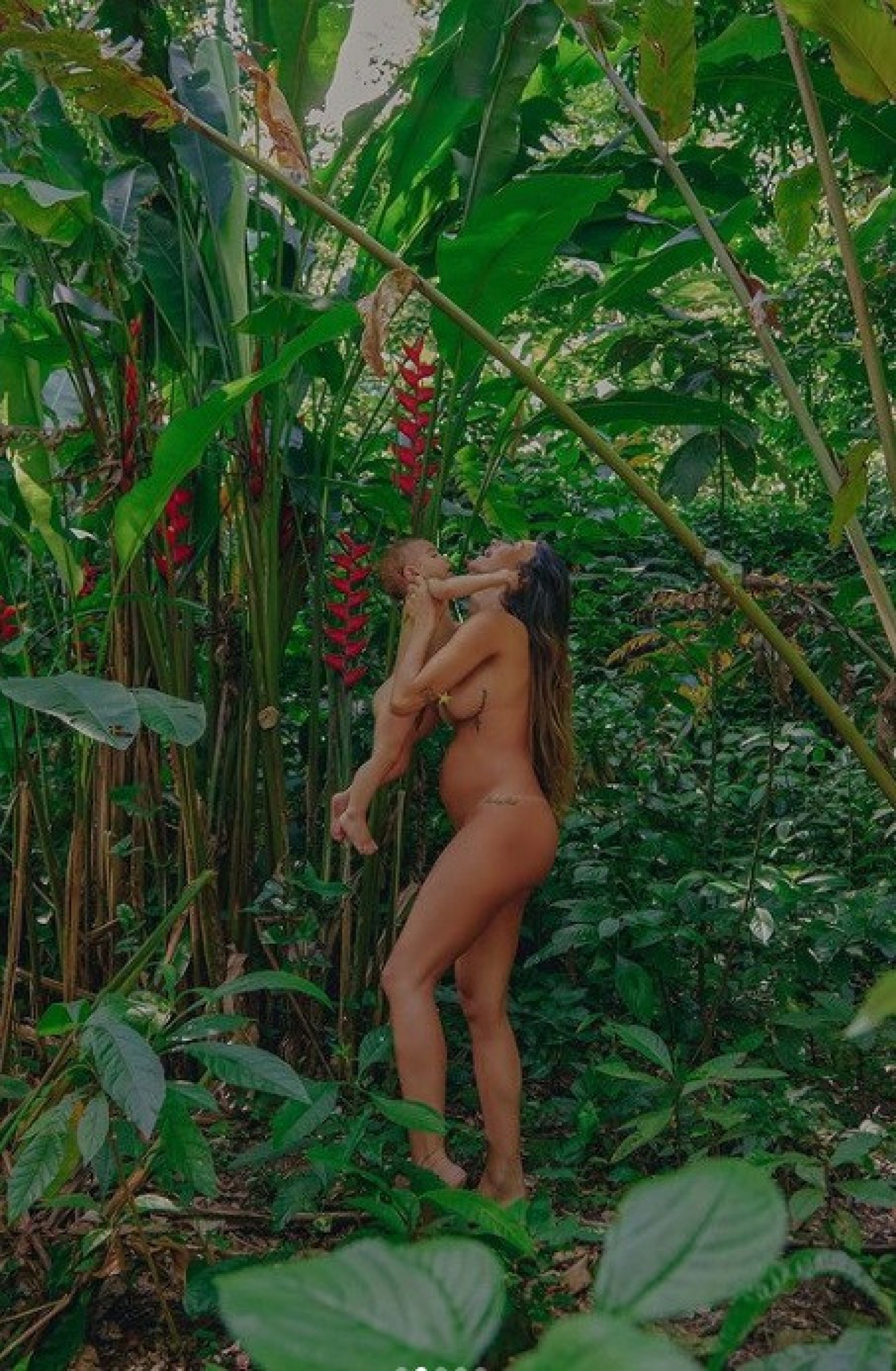 Thaila Ayala posa com o filho em meio à natureza - Reprodução do Instagram / Luiza Ferraz