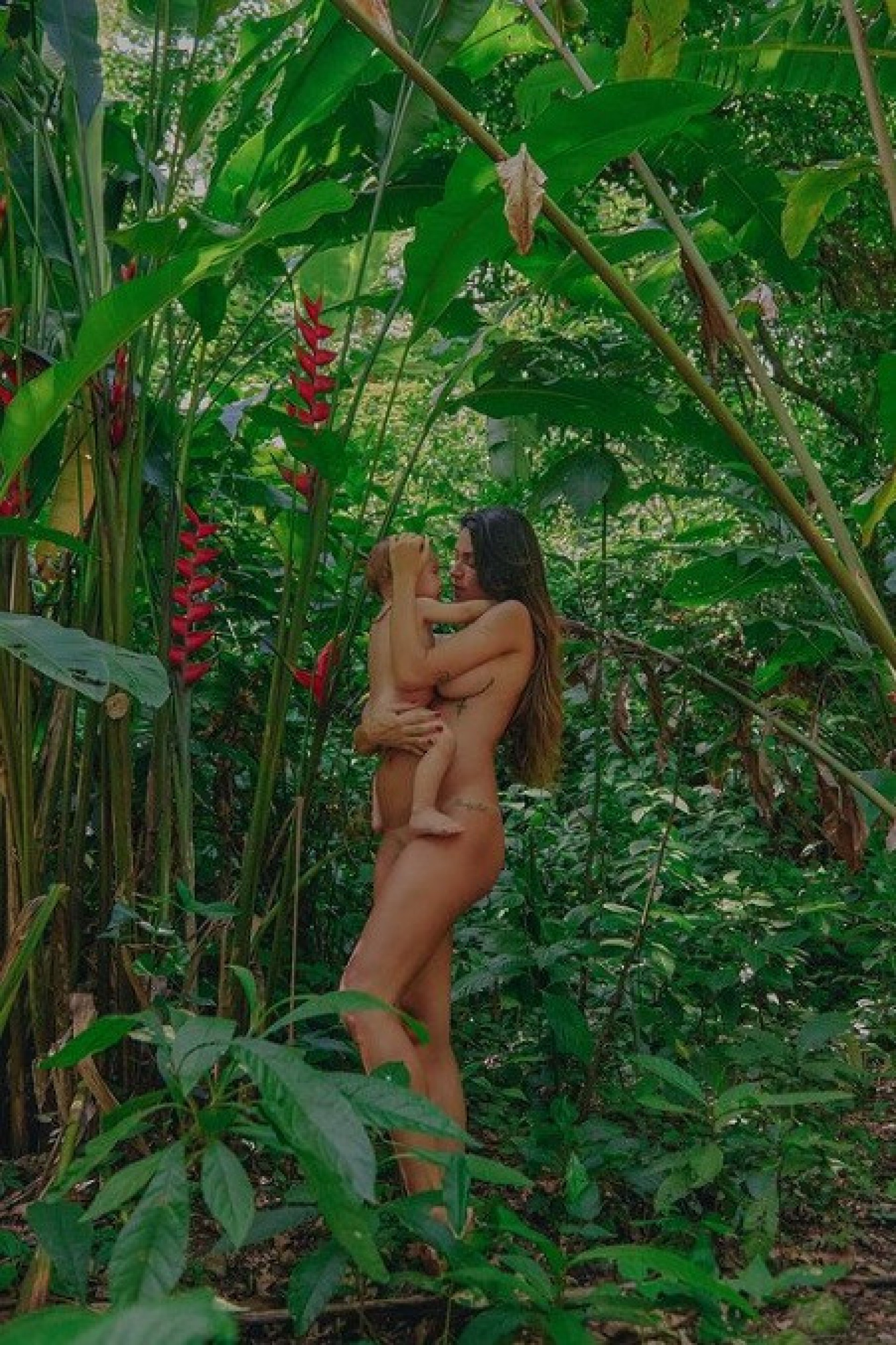 Thaila Ayala posa com o filho em meio à natureza - Reprodução do Instagram / Luiza Ferraz