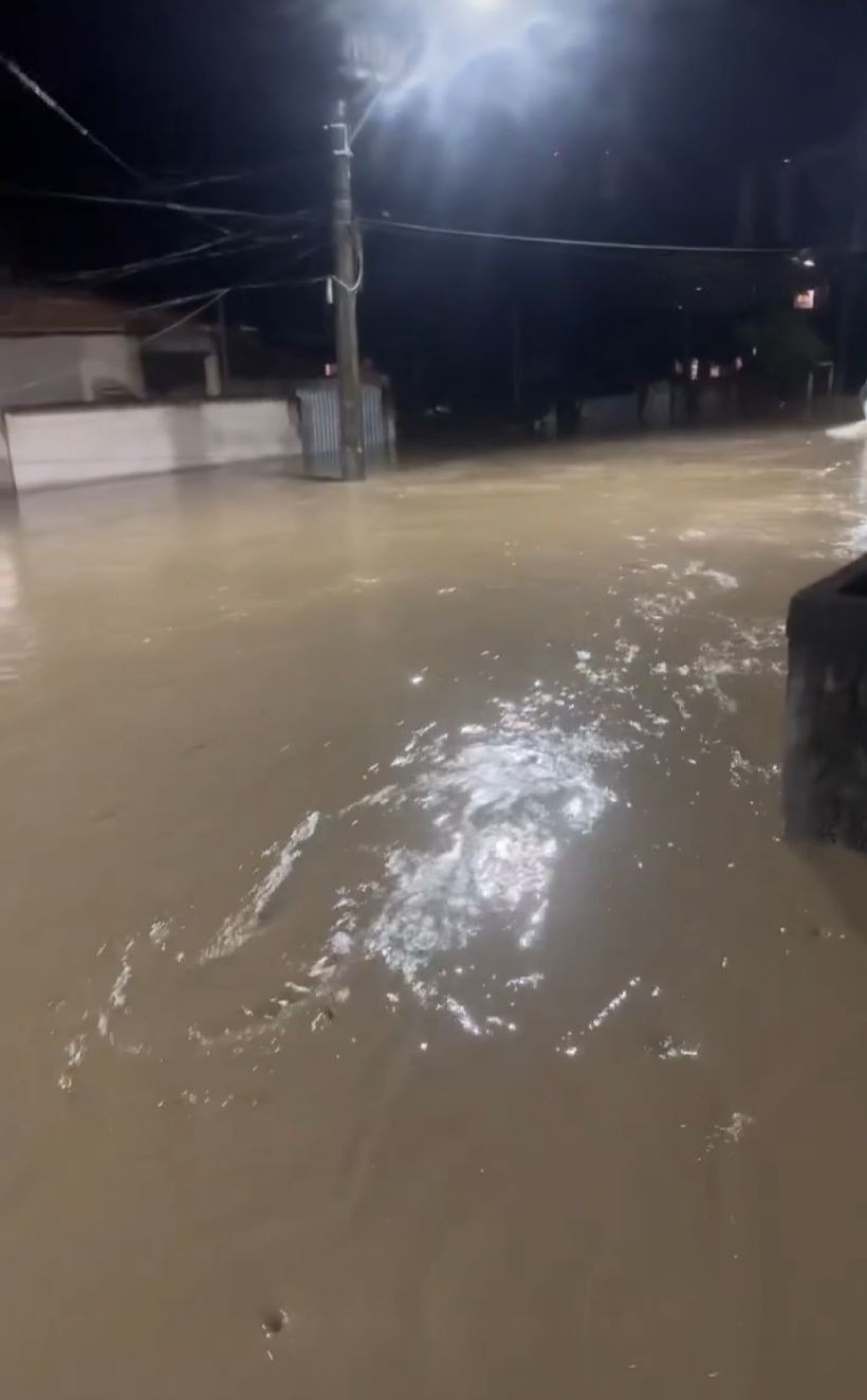 Ruas do Jardim Catarina ficaram totalmente alagadas 