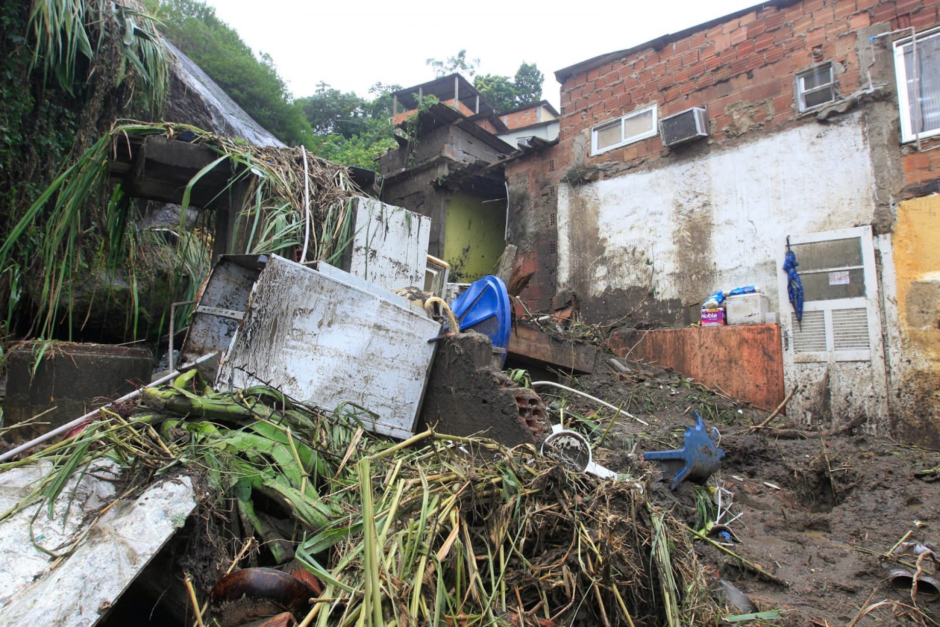 Desabamento na Chácara do Céu, comunidade na Zona Norte do Rio. Uma casa desabou e vitimou uma menina de apenas dois anos - Reginaldo Pimenta/Agência O Dia