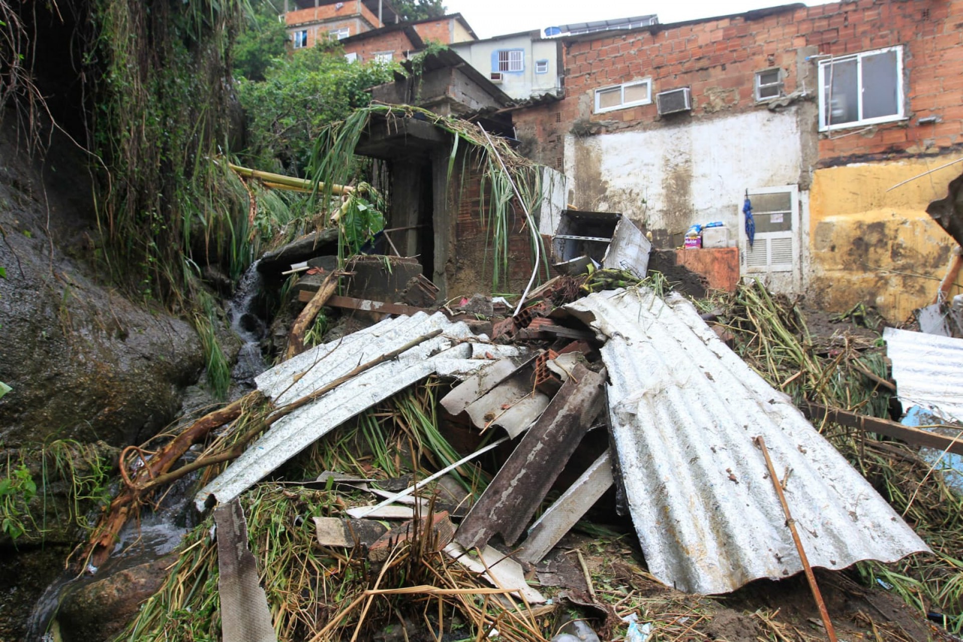 Desabamento na Chácara do Céu, comunidade na Zona Norte do Rio. Uma casa desabou e vitimou uma menina de apenas dois anos - Reginaldo Pimenta/Agência O Dia