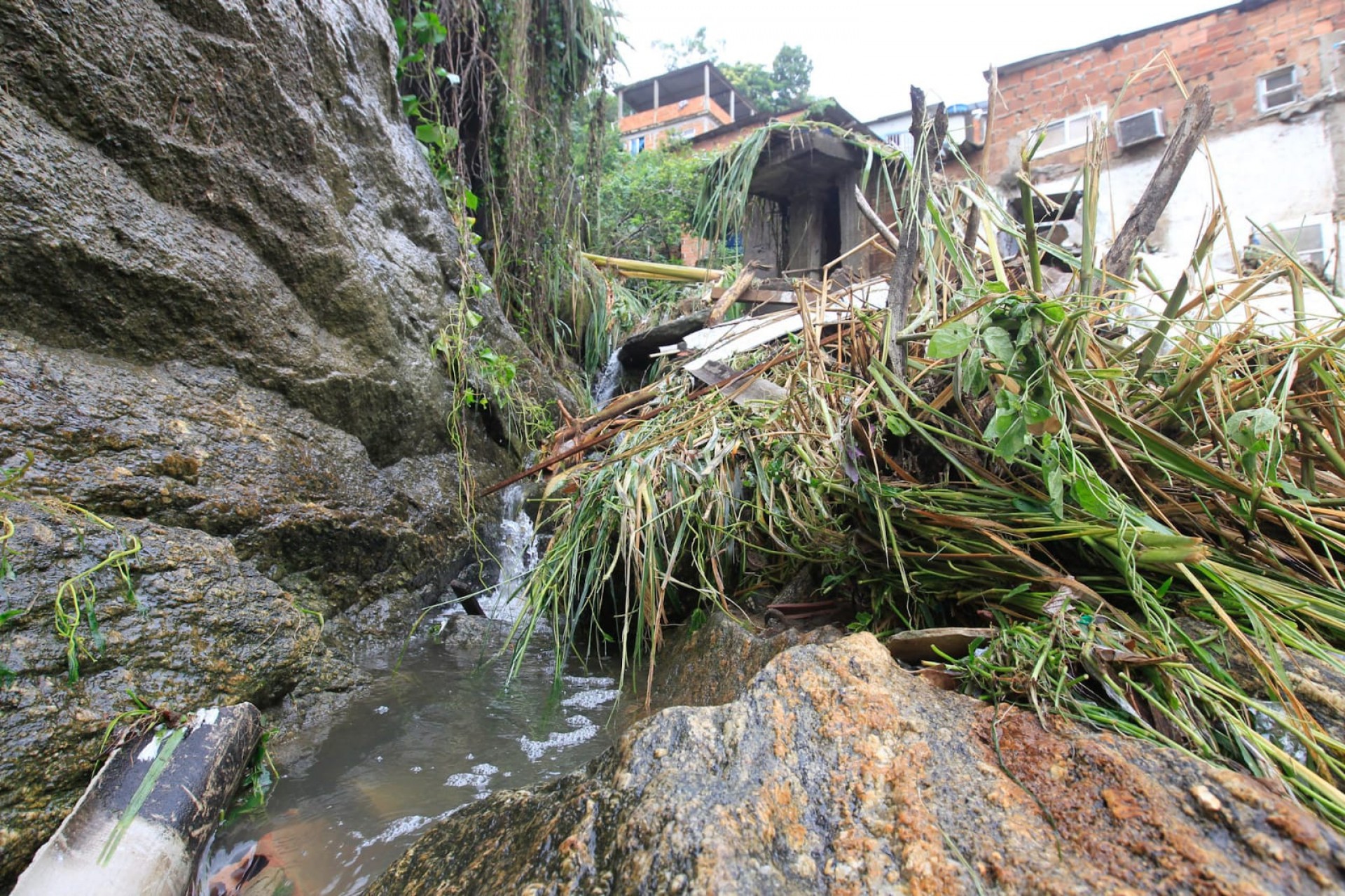 Desabamento na Chácara do Céu, comunidade na Zona Norte do Rio. Uma casa desabou e vitimou uma menina de apenas dois anos - Reginaldo Pimenta/Agência O Dia