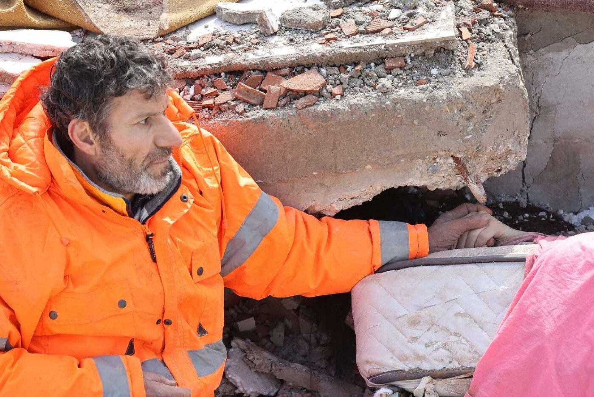Pai não solta mão de filha morta sob escombros - Adem Altan/AFP