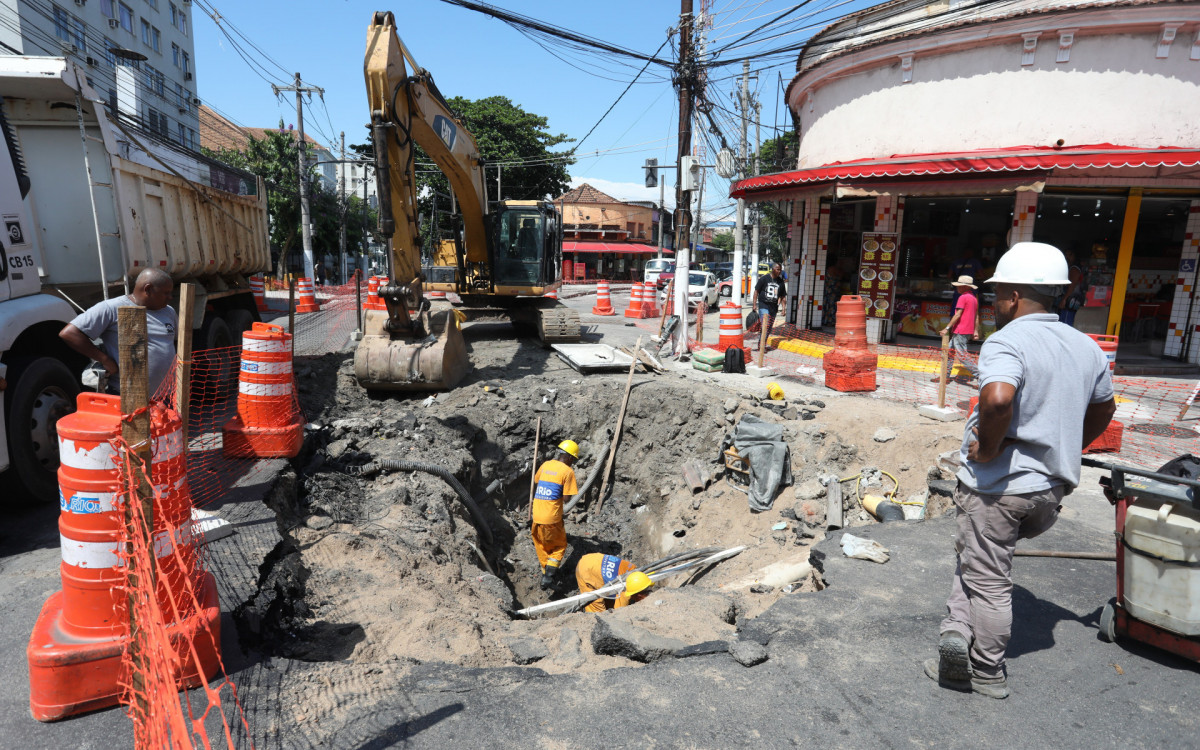 
Cratera abre na Rua Aristides Caire, no M&eacute;ier devido as fortes de ter&ccedil;a-feira. Fotos: Pedro Ivo/ Ag&ecirc;ncia O Dia