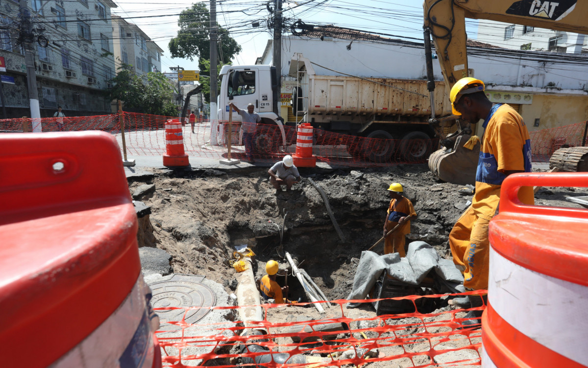 
Cratera abre na Rua Aristides Caire, no M&eacute;ier devido as fortes de ter&ccedil;a-feira. Fotos: Pedro Ivo/ Ag&ecirc;ncia O Dia