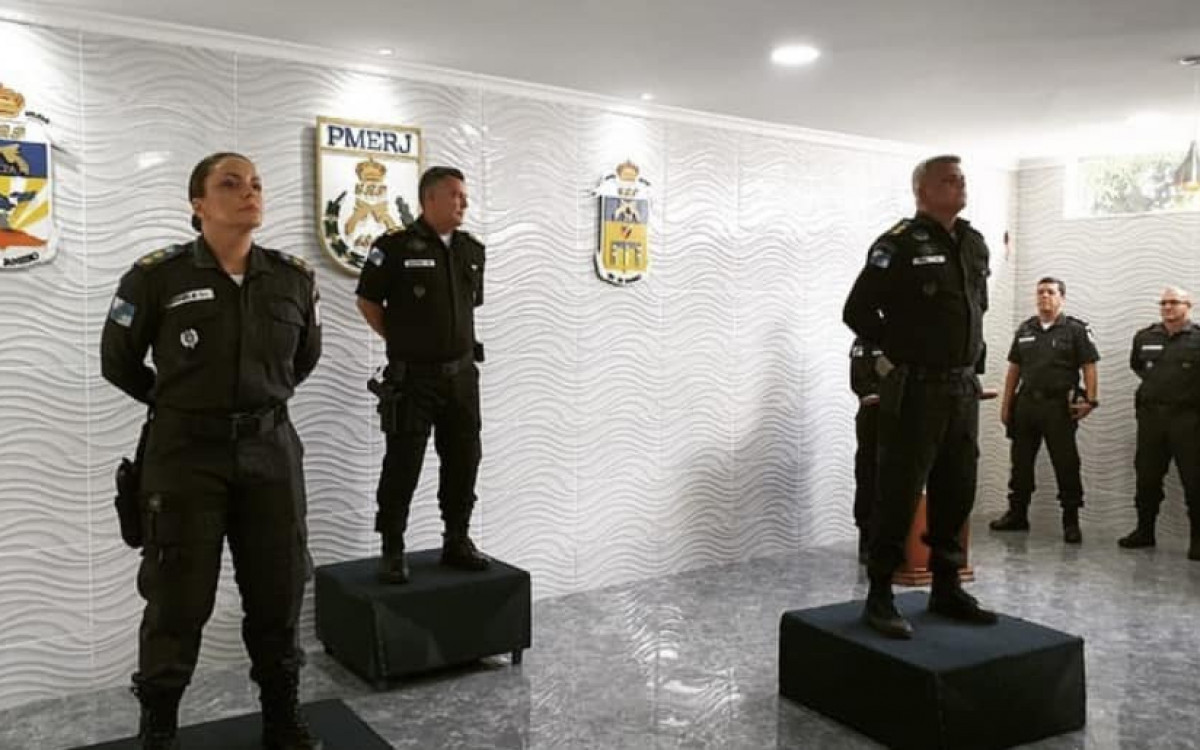 A tenente-coronel Daniele Neder (E) passou o comando para o tenente-coronel Reis (D)