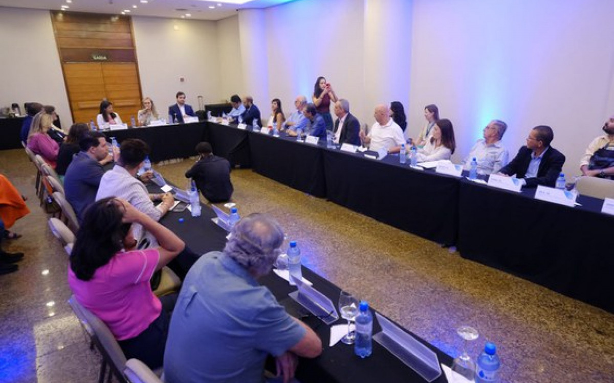A ministra Daniela Carneiro se reuniu com representantes do turismo de Recife e do estado para tratar de a&ccedil;&otilde;es de fortalecimento da atividade em Pernambuco