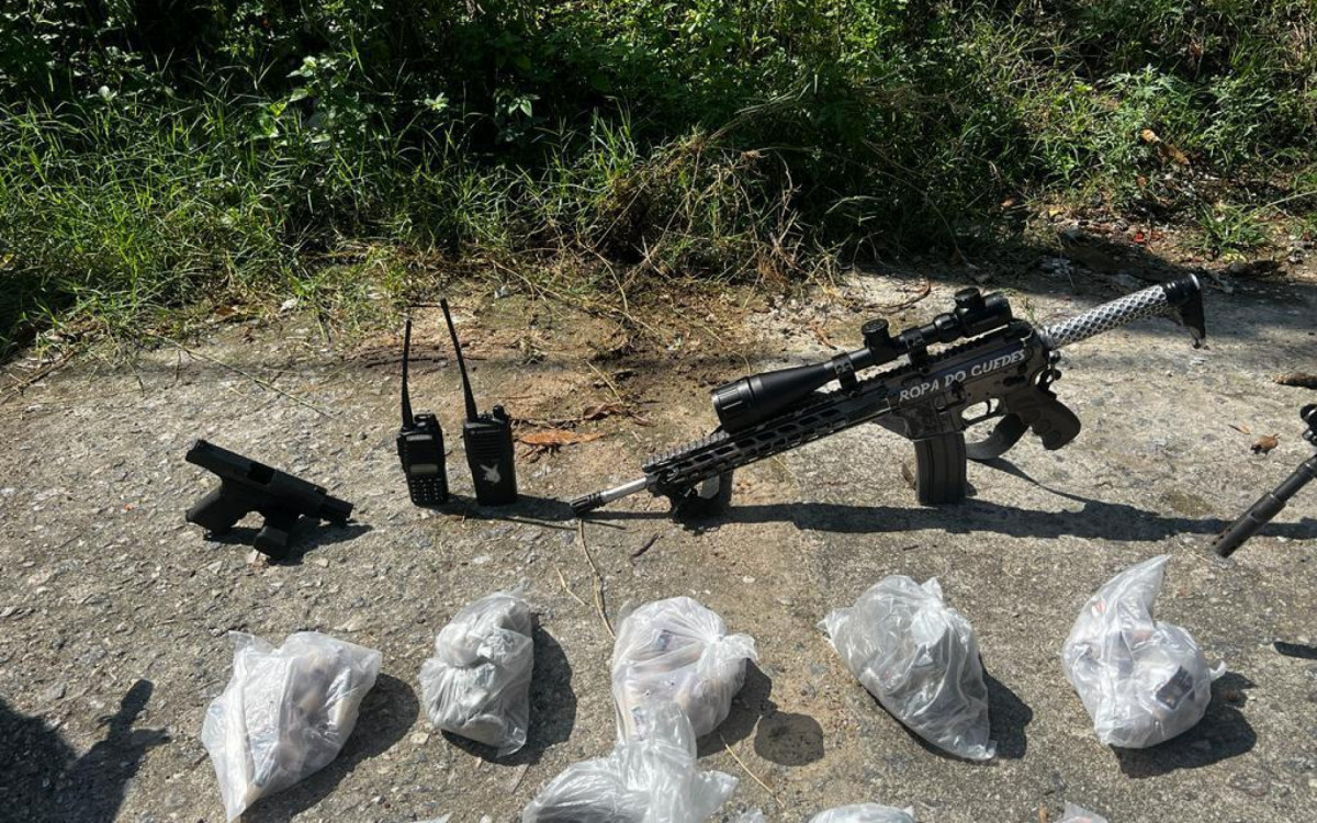 Um fuzil, uma pistola e drogas foram apreendidos na operação que acontece no Complexo da Alma, em São Gonçalo - Divulgação / PMERJ