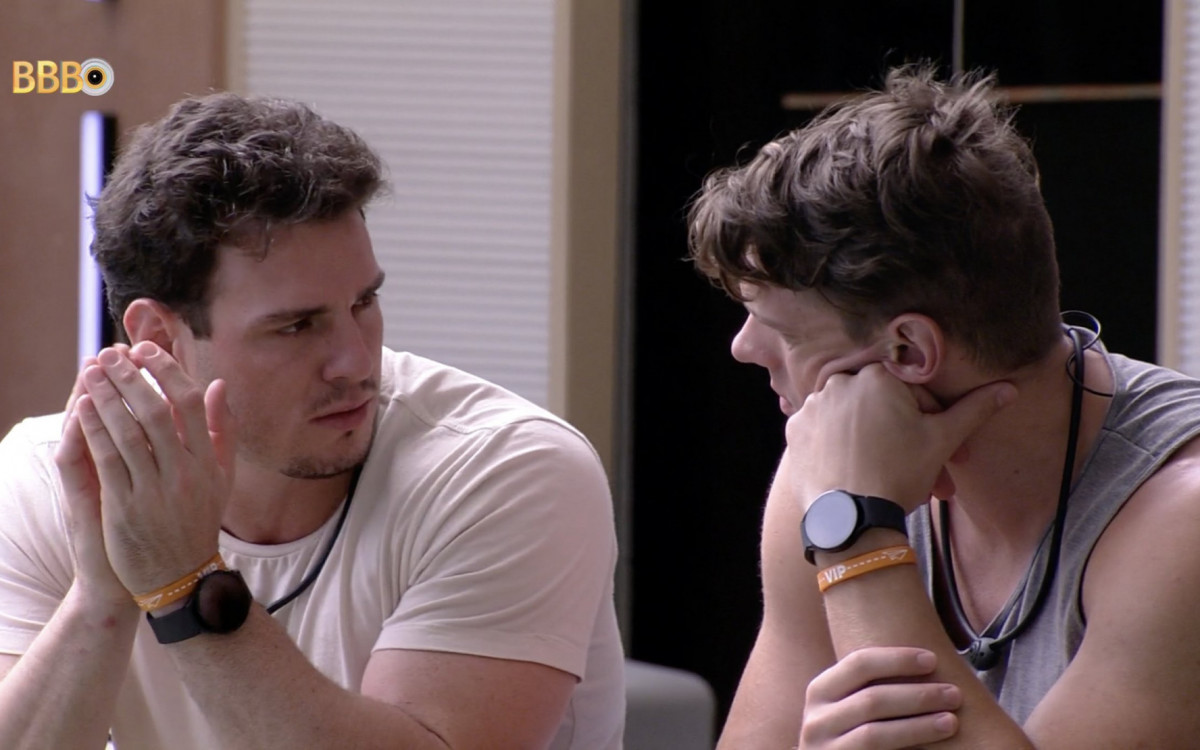 Gustavo conversava com Cristian no gramado quando o Big Fone tocou nesta quinta-feira - Reprodução